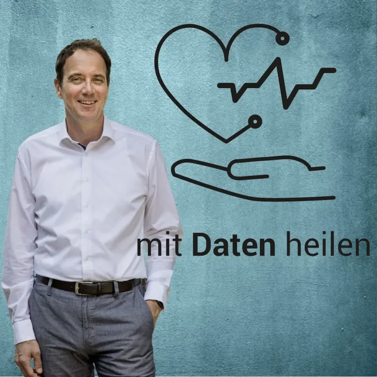 Marcel Weigand mit Cover des Podcast Mit Daten Heilen Marcel Weigand auf dem Cover des Podcasts Mit Daten Heilen